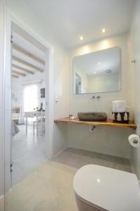 Phòng tắm tại Birikos Studios & Apartments