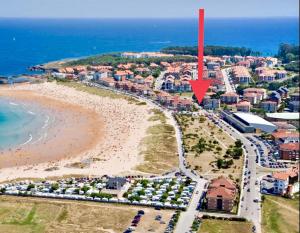 an aerial view of a beach with a red arrow at Apartamento El Arenal Playa de Ris in Noja