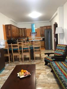 a kitchen and living room with a table with a plate of fruit at Luján 5E y 7G entre senderos y playas, laurisilva y plataneras in Puntallana