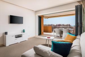 TV a/nebo společenská místnost v ubytování Sotogrande Ribera del Marlin apartment