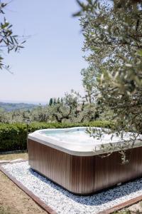 a bath tub sitting in the middle of a garden at Casa Rinaldi in Poggio Mirteto