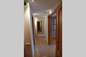 - un couloir avec une porte menant à une chambre dans l'établissement APARTAMENTOS GALLACH (LA ERMITA), à Chulilla