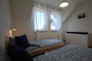Łóżko lub łóżka w pokoju w obiekcie ApartDębki