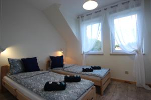 Łóżko lub łóżka w pokoju w obiekcie ApartDębki