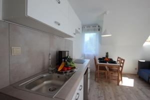 Kuchnia lub aneks kuchenny w obiekcie ApartDębki