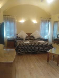 1 dormitorio con 1 cama y 2 ventanas en Motel Mykonos en Puebla