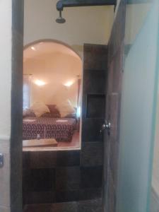 1 dormitorio con 1 cama y lavamanos en una habitación en Motel Mykonos en Puebla