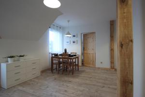 Kuchnia lub aneks kuchenny w obiekcie ApartDębki