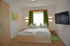 1 dormitorio con cama y ventana en Ferienwohnung Vonwald en Michelbach