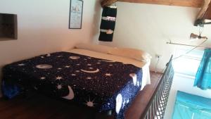 een slaapkamer met een bed met een zwart dekbed bij B&B Mimì e Cocò in Civita Castellana