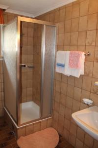 A bathroom at Haus Praxmarer Még 7 kép