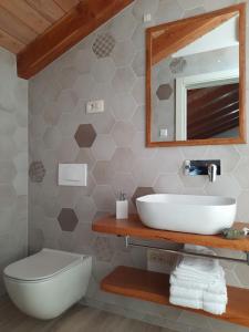 Koupelna v ubytování Apartmaji in sobe Odlična hiša Štanjel