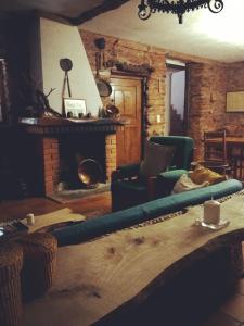 uma sala de estar com um sofá e uma lareira em Casa de Pimenteis em Vimioso