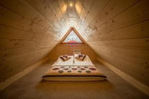 Ліжко або ліжка в номері Kirowy Domek