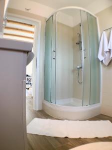 a bathroom with a shower with a glass door at Apartmani Carnizza in Ražanac