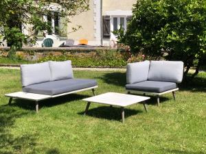 twee stoelen en een salontafel in het gras bij CHAMBRE studio POMME HAPPY Aux portes de Bayeux Normandie 1 à 2 pers in Monceaux-en-Bessin