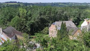 une vue aérienne sur une ville avec des arbres et des maisons dans l'établissement Les Hauts de Proisy, à Proizy