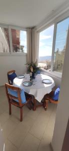 una sala da pranzo con tavolo e una grande finestra di La Casetta e Mammà a Positano