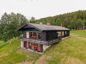 una pequeña casa en la cima de un campo de hierba en Ljoshaugen Camping, en Dombås
