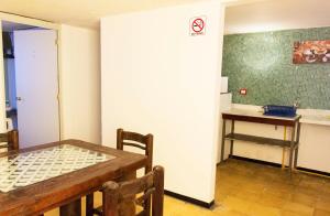 une salle à manger avec une table et une cuisine dans l'établissement Departamento 7/7, à Tlaxcala de Xicohténcatl