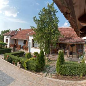 克魯舒納的住宿－krushunska panorama，一座带灌木和树木的花园的房子