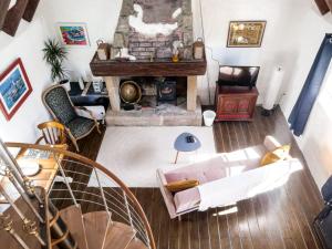 an overhead view of a living room with a fireplace at Ti Baou in Châteauneuf-du-Faou