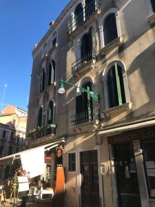 un edificio con una luz de la calle delante de él en Ca' Filcamo, en Venecia