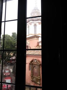 una ventana con vistas a un edificio en Apartamento Centro Santa Catalina 1º B, en Sevilla