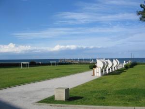 einen Fußweg neben einem Feld mit Meerblick in der Unterkunft Ferienwohnung PuraVida Ostsee 5A in Kühlungsborn