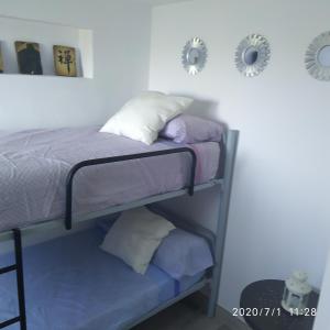 Łóżko lub łóżka w pokoju w obiekcie Apartamento Calarreona