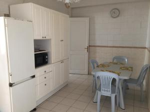 Virtuvė arba virtuvėlė apgyvendinimo įstaigoje Belaire host appartment