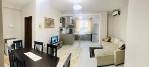 列澤的住宿－Cappuccino Apartment，客厅配有桌子和沙发