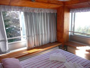 マリッレーヴァにあるAppartamento Sole Altoのベッドルーム1室(ベッド1台、窓2つ付)