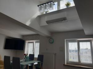un comedor con una mesa con sillas y una ventana en Marszałkowska Apartament RM HOUSE, en Varsovia