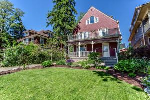 a house with a lawn in front of it at Redwood Bed and Breakfast in Niagara Falls