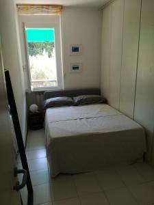 A bed or beds in a room at Olivo apartment with sea view