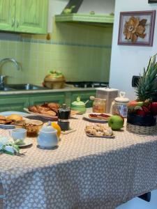 un tavolo con cibo sopra in cucina di La collina su Ascoli ad Ascoli Piceno