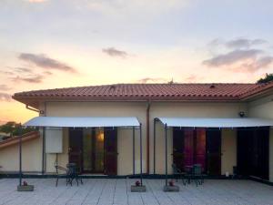 een gebouw met een patio met tafels en stoelen bij Alloggio turistico Luigina in Morro Reatino