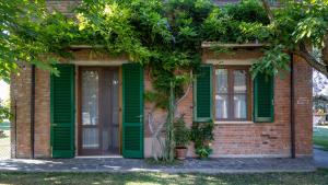 
a house with a tree in front of it at Agriturismo Salcino in Grosseto
