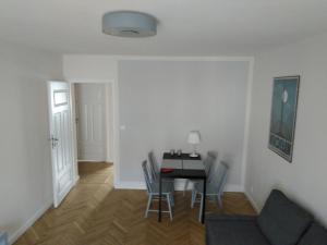 a dining room with a table and chairs in a room at Apartament Wrocław przy Rynku in Wrocław