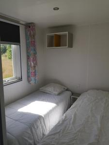 - une chambre avec deux lits à côté d'une fenêtre dans l'établissement Nature Monchy, à Campneuseville
