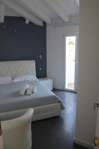 una camera con letto, vasca e finestra di B&B PIAZZA NUOVA a Castelsardo