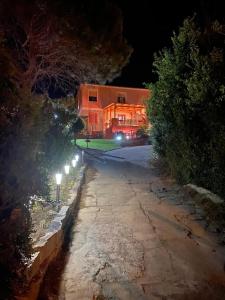 a building is lit up at night with lights at B&B Il Corallo in La Maddalena