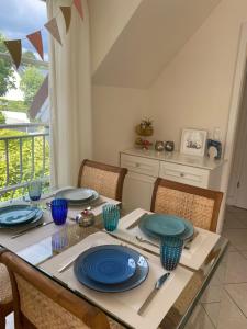 einem Esstisch mit blauen Platten darauf in der Unterkunft Villa Senator-Marstall in Travemünde