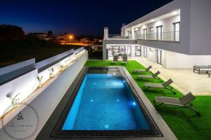 Foto dalla galleria di V5 Villa Emma - Luxury 5 bedroom villa in Alvor with private Pool and Jacuzzi ad Alvor