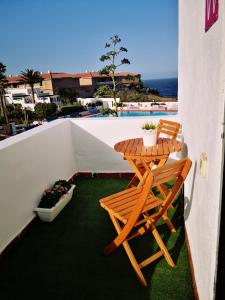 un patio con 2 sillas y una mesa en el balcón en La Chalana, en Porís de Abona