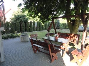 Vonkajšia záhrada v ubytovaní Pokoje i domek letniskowy Pod Kasztanem