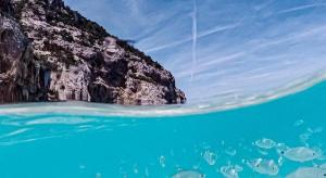 einen Blick auf eine Felsformation im Wasser in der Unterkunft SANTANTONIO in Tortolì