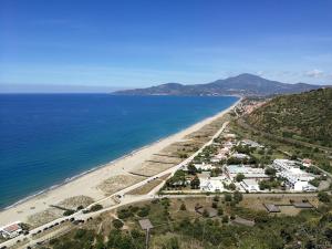 una vista aerea di una spiaggia e dell'oceano di Alma Cilento ad Ascea