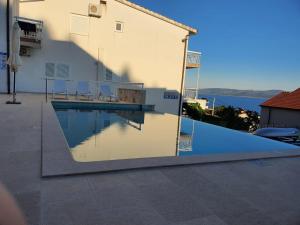 Bazén v ubytovaní Apartment 5 with pool and amazing sea view alebo v jeho blízkosti